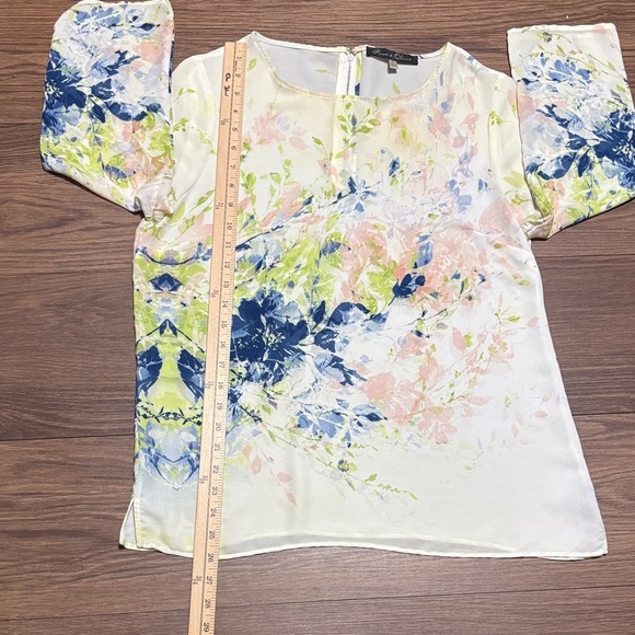 🔥🔥🔥Rose & Olive White and Blue Floral Blouse Size: Medium🔥🔥🔥 - Picture 4 of 6